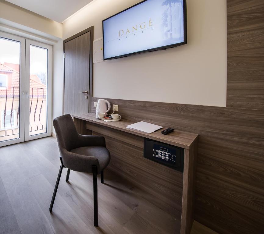 TV a/nebo společenská místnost v ubytování Dangė Hotel