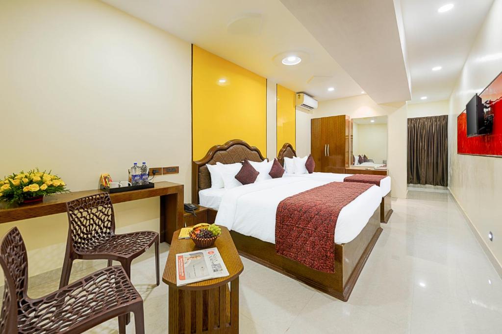 Postel nebo postele na pokoji v ubytování Hotel Ramraj Regency