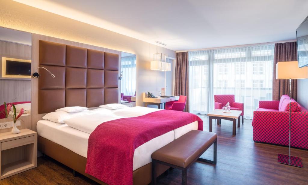 Postel nebo postele na pokoji v ubytování Hollywood Media Hotel am Kurfürstendamm