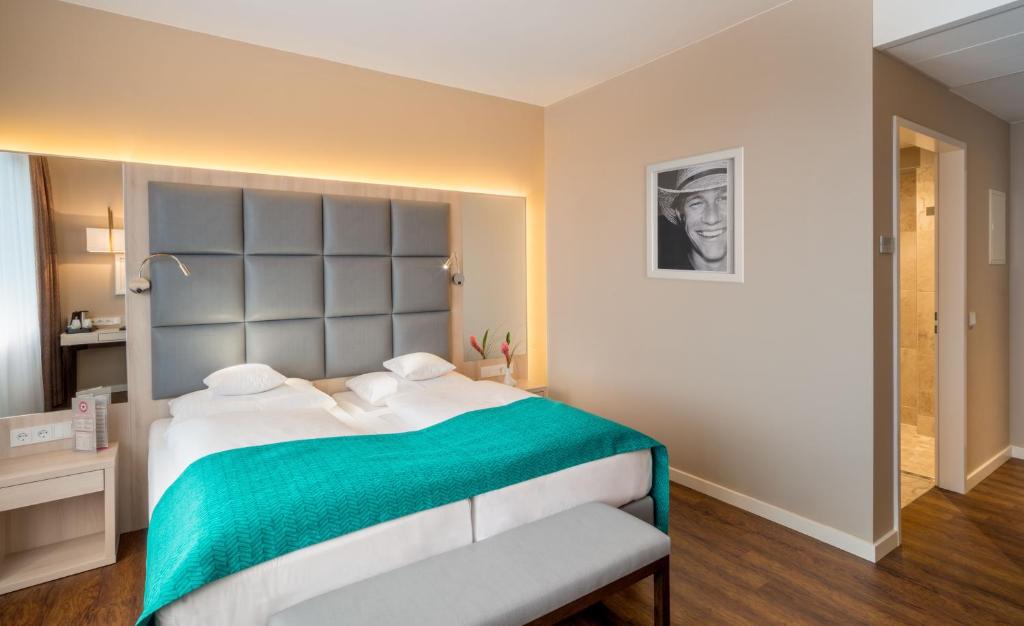 Postel nebo postele na pokoji v ubytování Hollywood Media Hotel am Kurfürstendamm