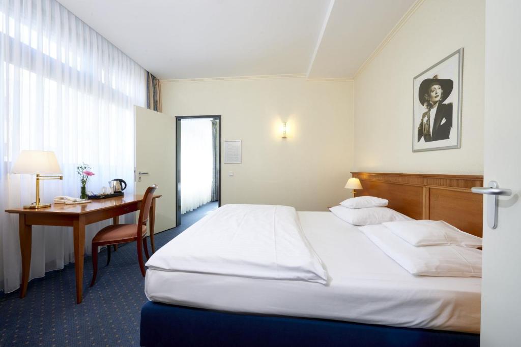 Postel nebo postele na pokoji v ubytování Hollywood Media Hotel am Kurfürstendamm