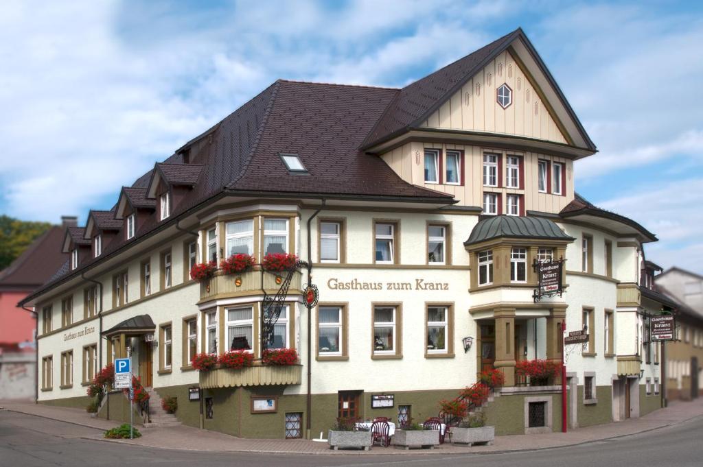 ein großes weißes Gebäude mit schwarzem Dach in der Unterkunft Gasthaus Kranz Bonndorf in Bonndorf im Schwarzwald