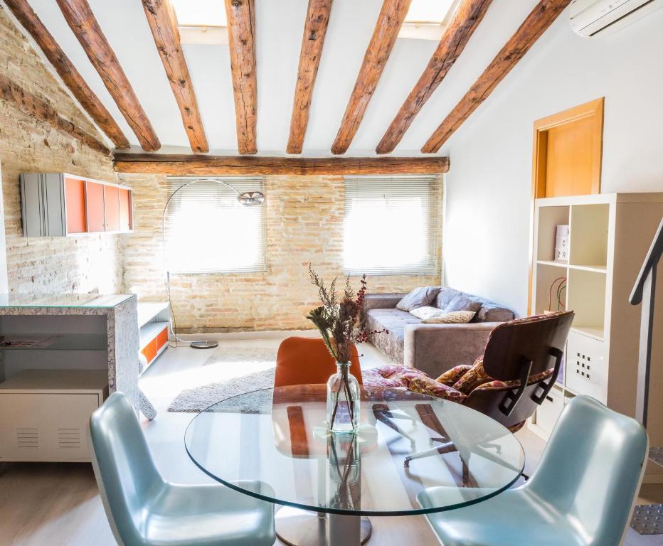 Khu vực ghế ngồi tại FANTASTICA BUHARDILLA PZ. PILAR