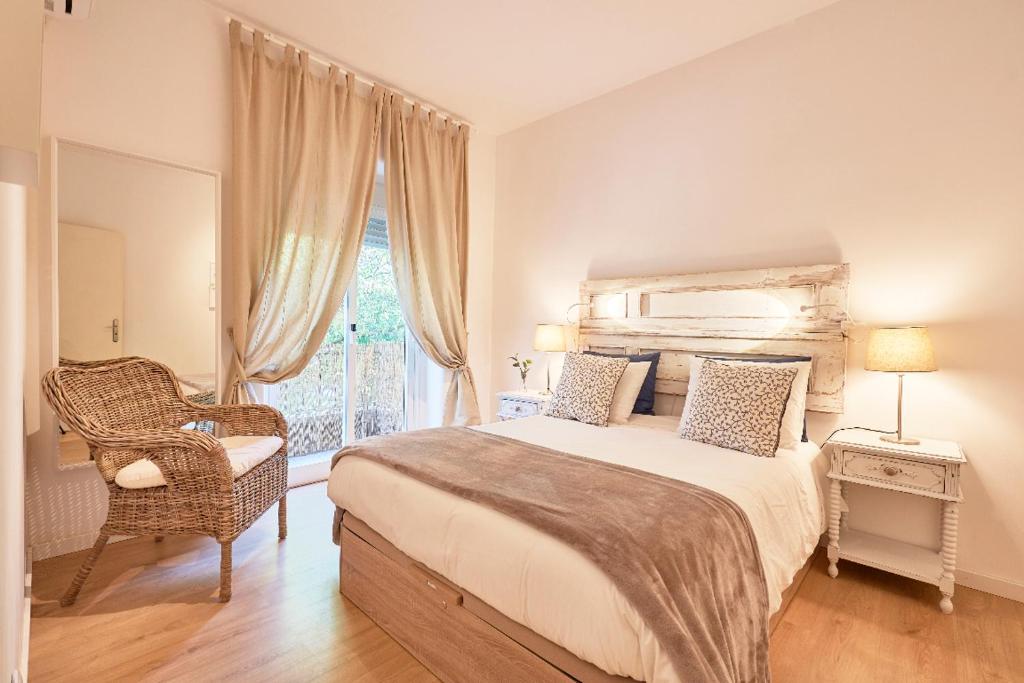 - une chambre avec un lit, une chaise et une fenêtre dans l'établissement Paiva Cozy Home, à Lisbonne