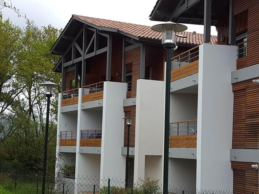 een gebouw met 2 balkons en een straatlicht bij Terres Marines in Saint-Jean-de-Luz