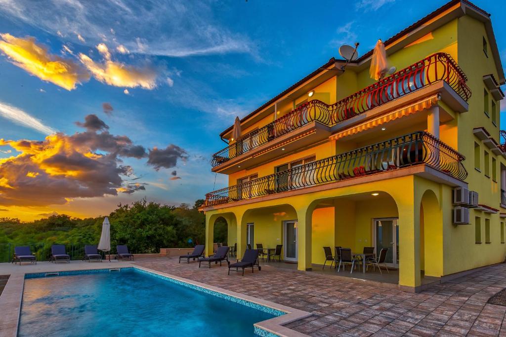 una villa con piscina al tramonto di Luxury apartments Kostrena with pool 2 a Kostrena (Costrena)