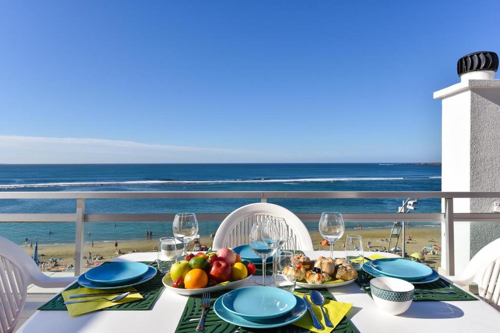 ラスパルマス・デ・グランカナリアにあるApartment over the sea Las Canteras MCのビーチを望むダイニングテーブル