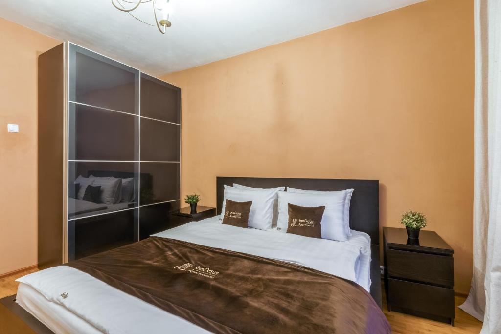 莫斯科的住宿－InnDays on Belyaevo 91，卧室配有一张带白色床单和枕头的大床。