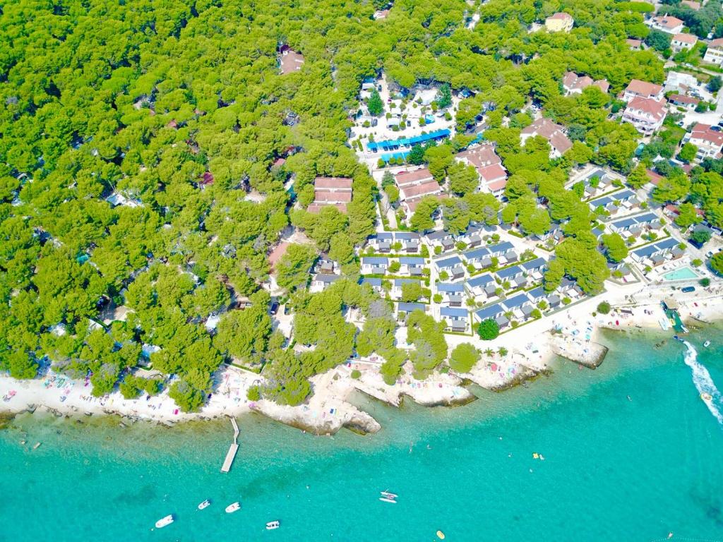 eine Luftansicht eines Resorts auf einer tropischen Insel in der Unterkunft Adria Village Superior Mobile Homes in Pakoštane