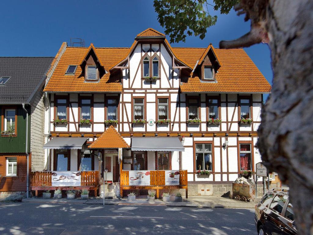 een groot gebouw met een oranje dak bij Hasseröder Hof in Wernigerode