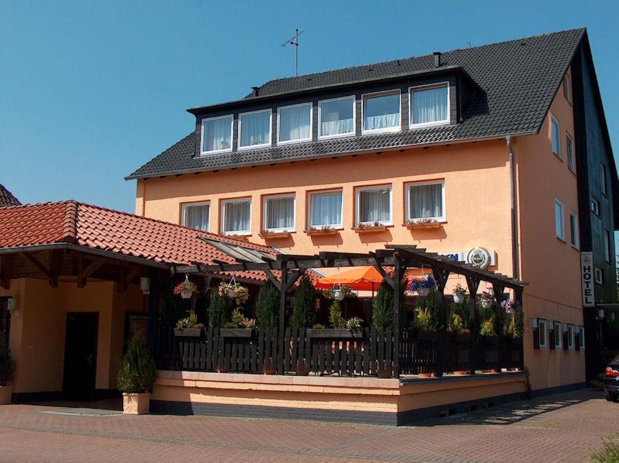 een gebouw met een balkon ervoor bij Landhaus Havelse in Garbsen