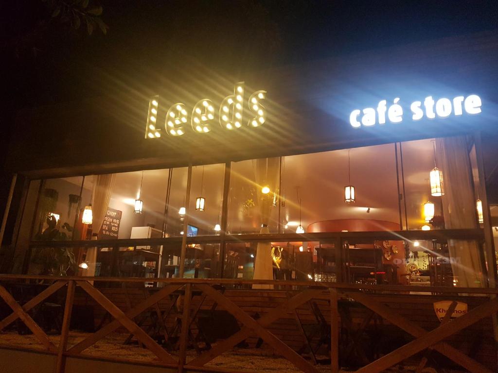  Leeds café store