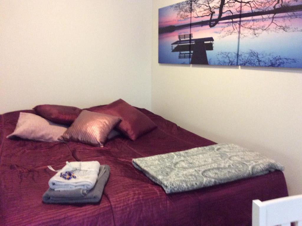 Un dormitorio con una cama morada con una foto en la pared en Polaris Homes for You, en Rovaniemi