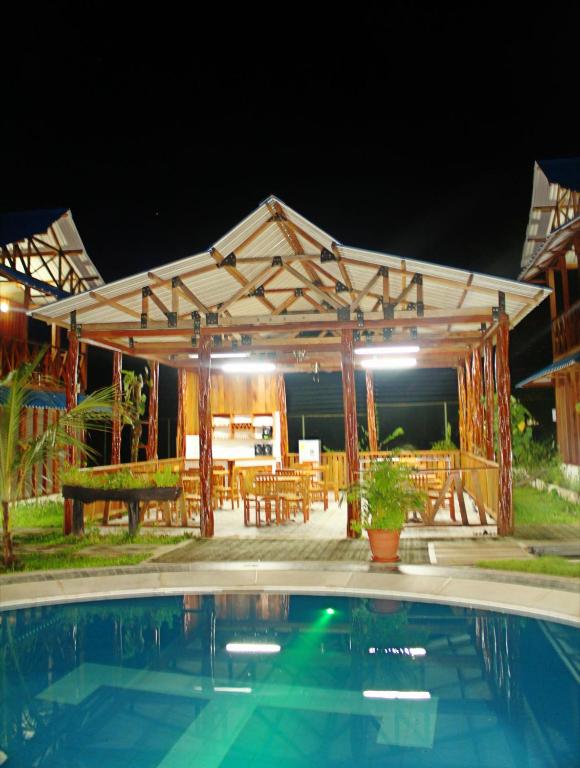 Bazén v ubytování Hotel Utüane nebo v jeho okolí