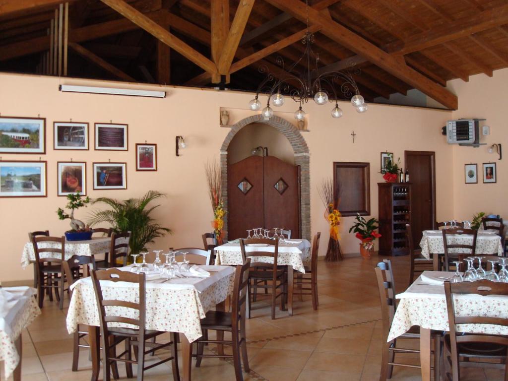 Reštaurácia alebo iné gastronomické zariadenie v ubytovaní Etna Wine Azienda Agrituristica