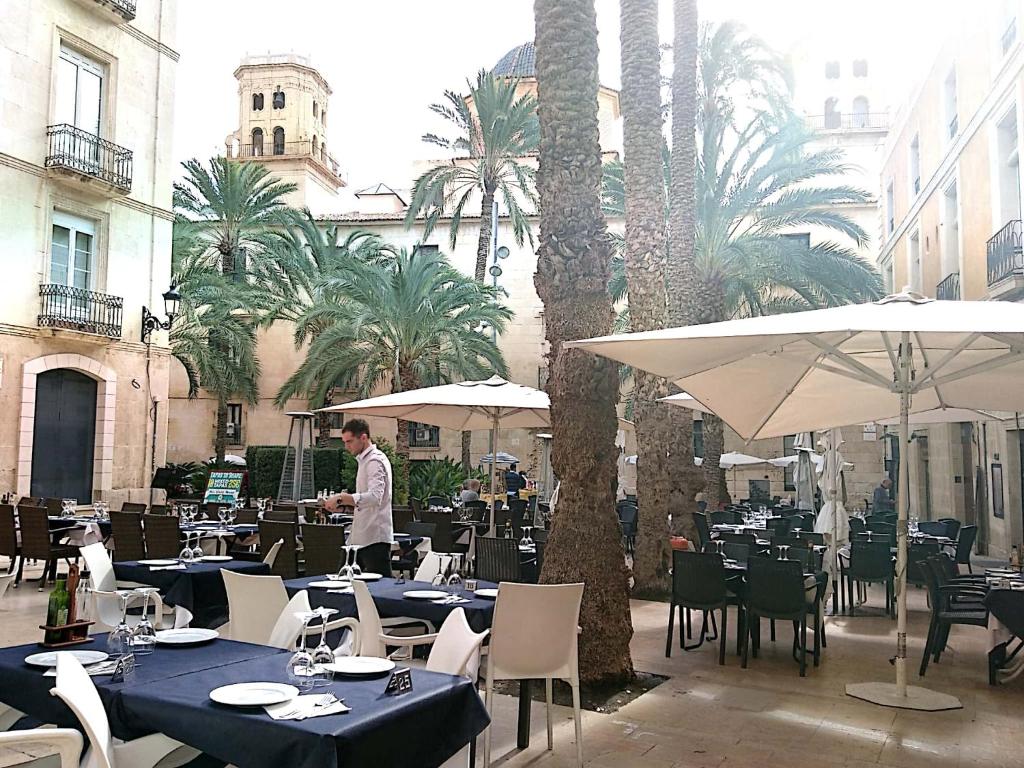 Reštaurácia alebo iné gastronomické zariadenie v ubytovaní Alicante Sea View Downtown Comfort