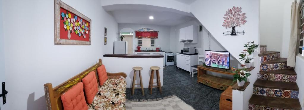 cocina y sala de estar con encimera en Chalé da Ana - Ilhabela, en Ilhabela