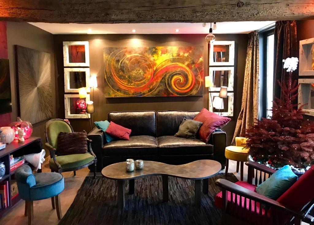 a living room with a couch and a table at L’élégance au coeur du Médiéval in Provins