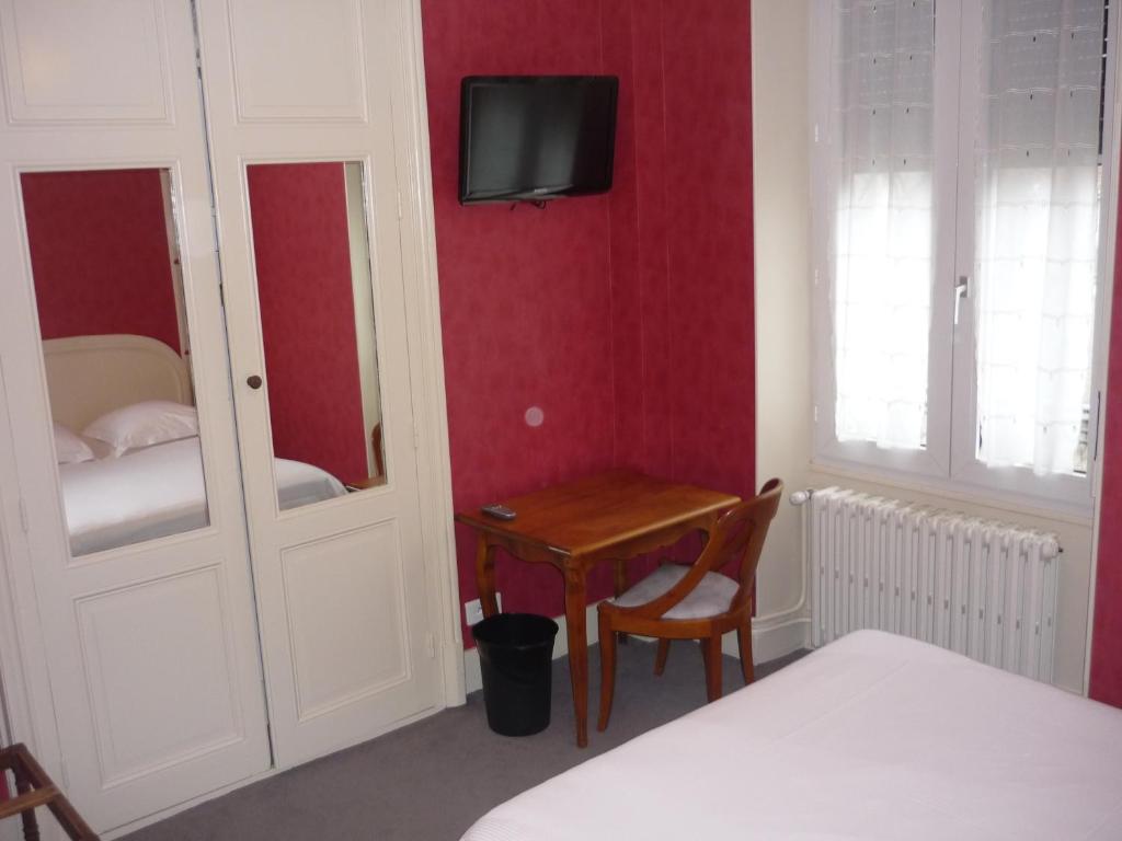 Postel nebo postele na pokoji v ubytování The Originals Boutique, Hôtel Terminus, Bourg-en-Bresse Gare