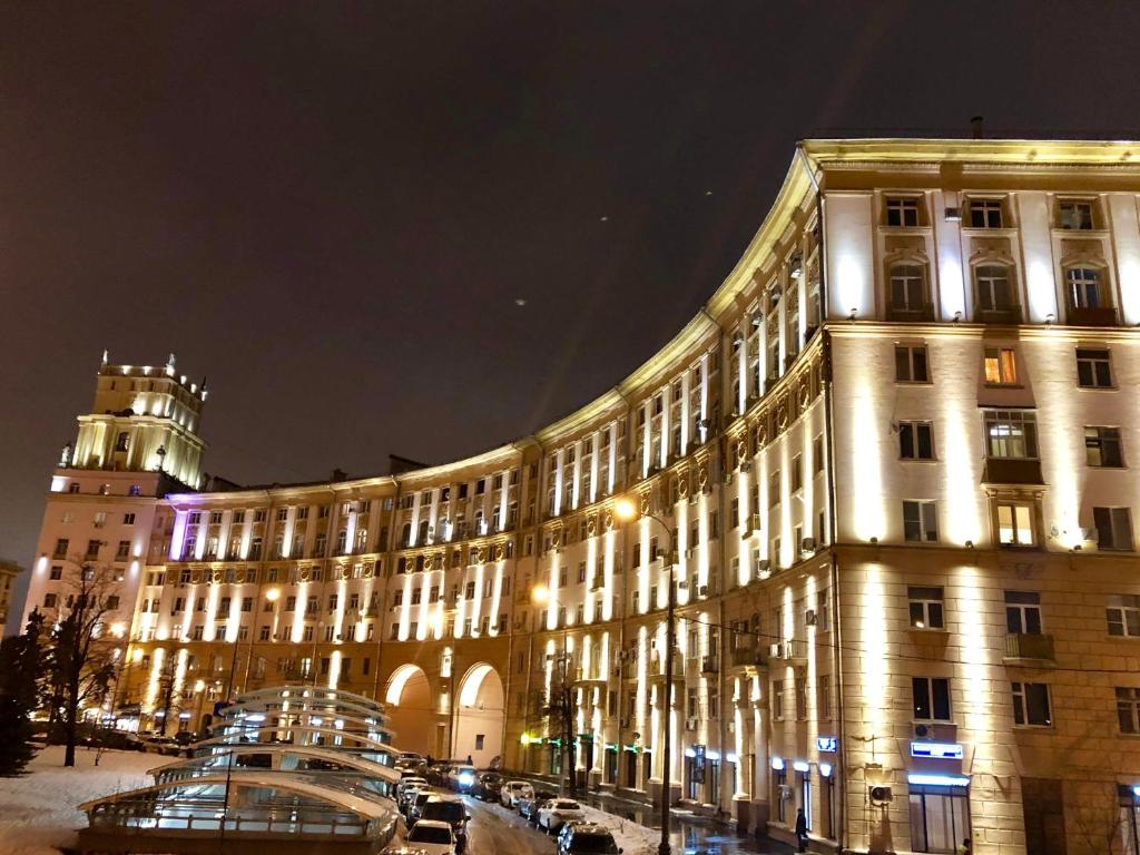 モスクワにあるKvartira Svobodna near Neskuchniy Sadの夜間照明付きの大きな建物
