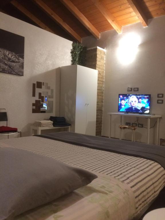 TV a/nebo společenská místnost v ubytování Welcome B&B Lodi