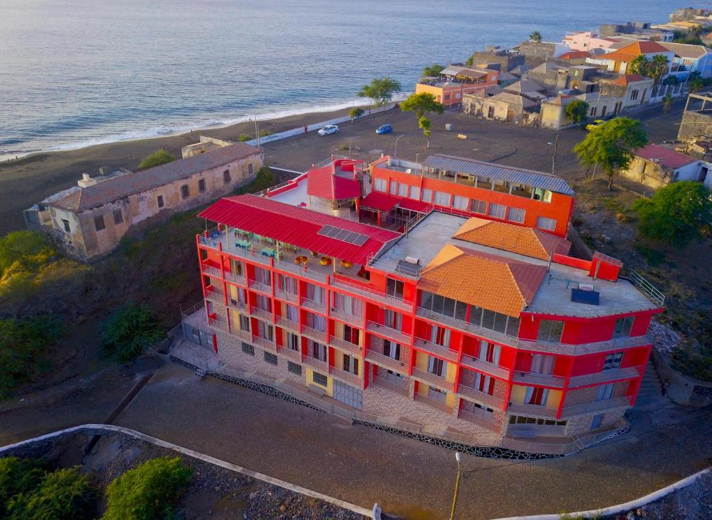 eine Luftansicht eines Gebäudes neben dem Meer in der Unterkunft Hotel Ocean View & Restaurante Seafood in São Filipe