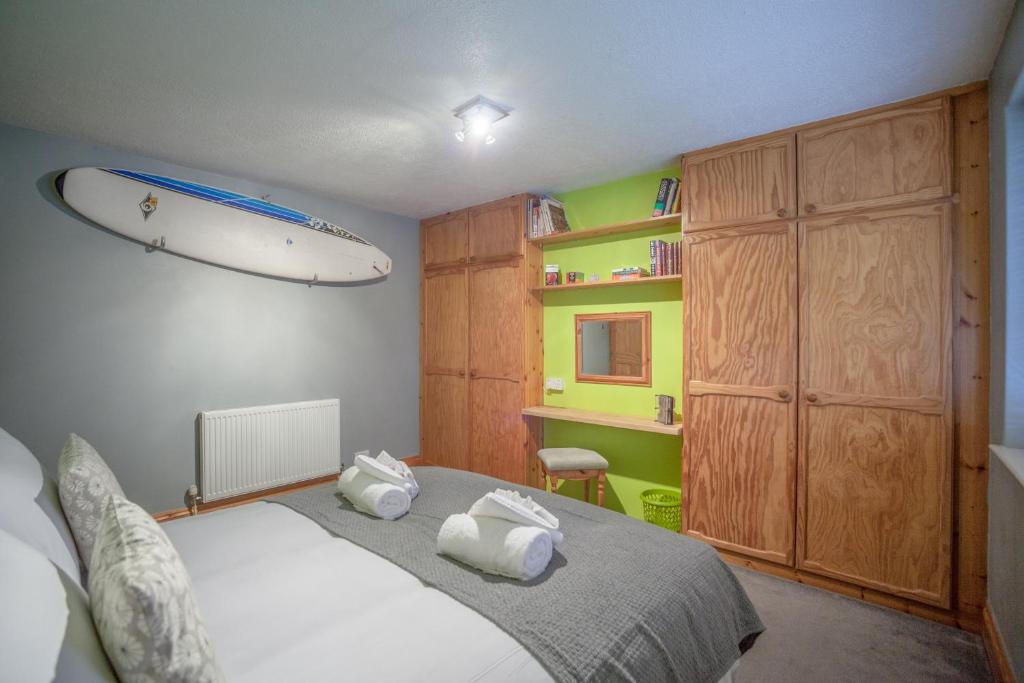 מיטה או מיטות בחדר ב-Goldcrest House by RentMyHouse