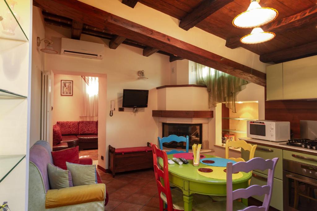 uma cozinha e sala de estar com uma mesa verde e cadeiras em il casseretto em Ascoli Piceno