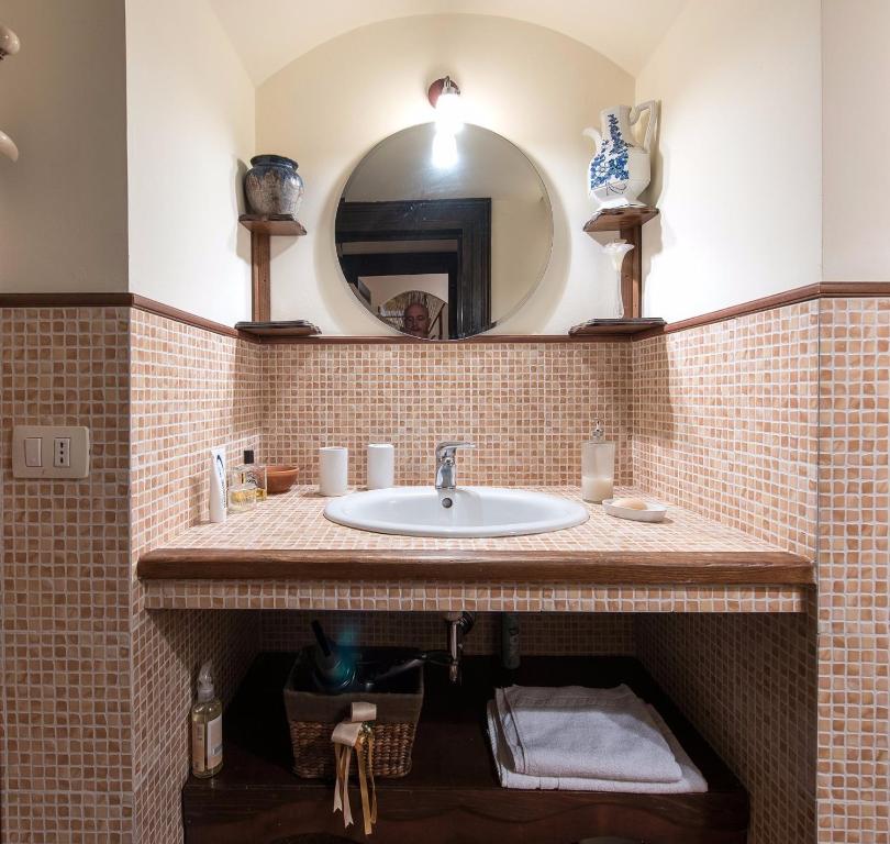 y baño con lavabo y espejo. en La Casa di Sandra, en Nicolosi