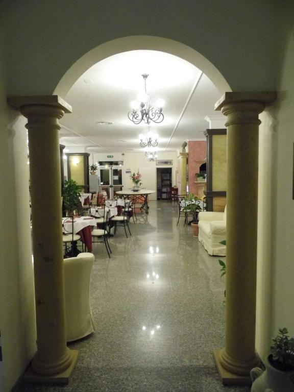A restaurant or other place to eat at LE NEREIDI Hotel & Residence con Piscina-Tennis-Fitness-Parcheggio coperto-Sala Conferenze