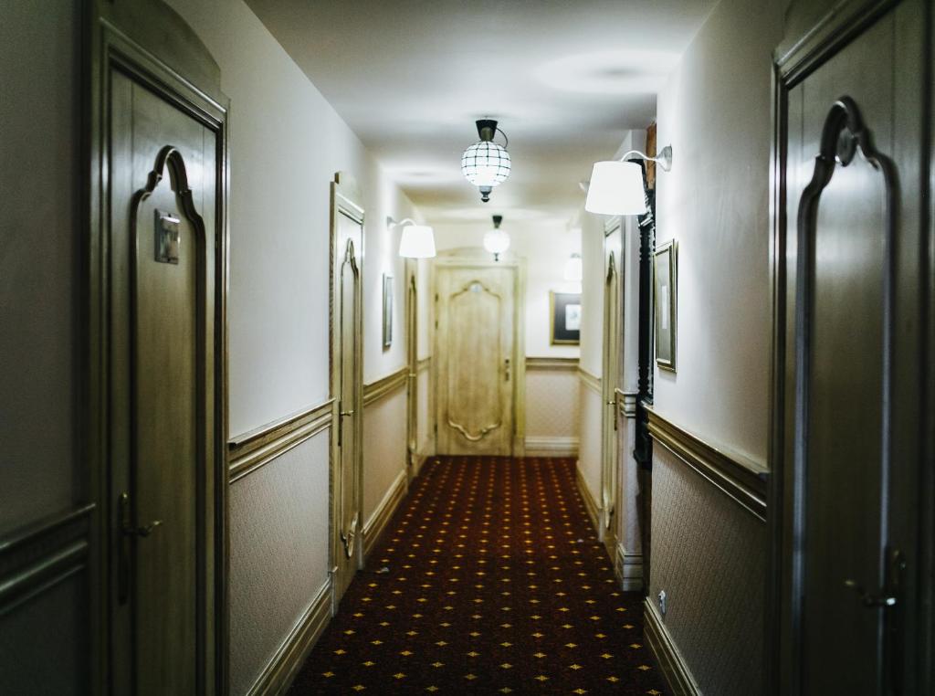 a corridor of a hallway with a door and a hallwayngth at Hotel Usadba in Kaliningrad