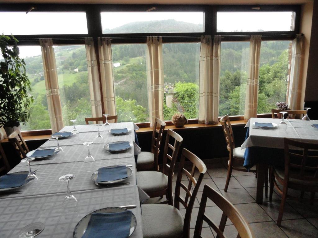 Un restaurante o sitio para comer en Hotel Restaurante Casa Petronila