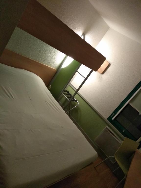 Postel nebo postele na pokoji v ubytování Hotel Inn Design Laon