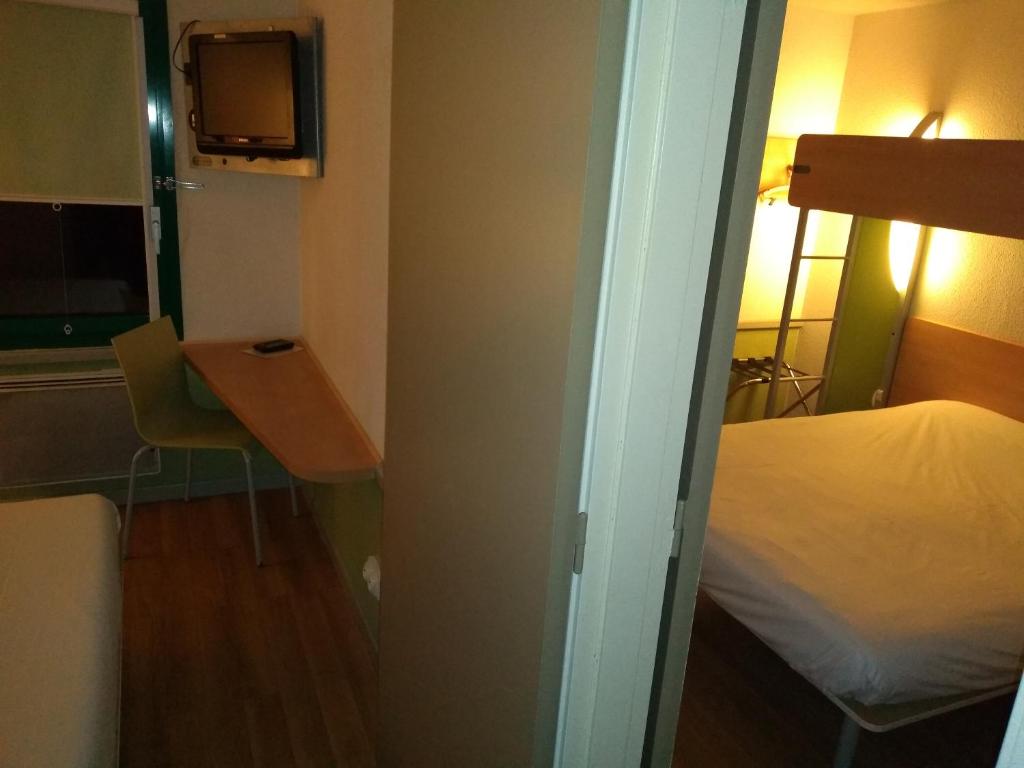 Postel nebo postele na pokoji v ubytování Hotel Inn Design Laon
