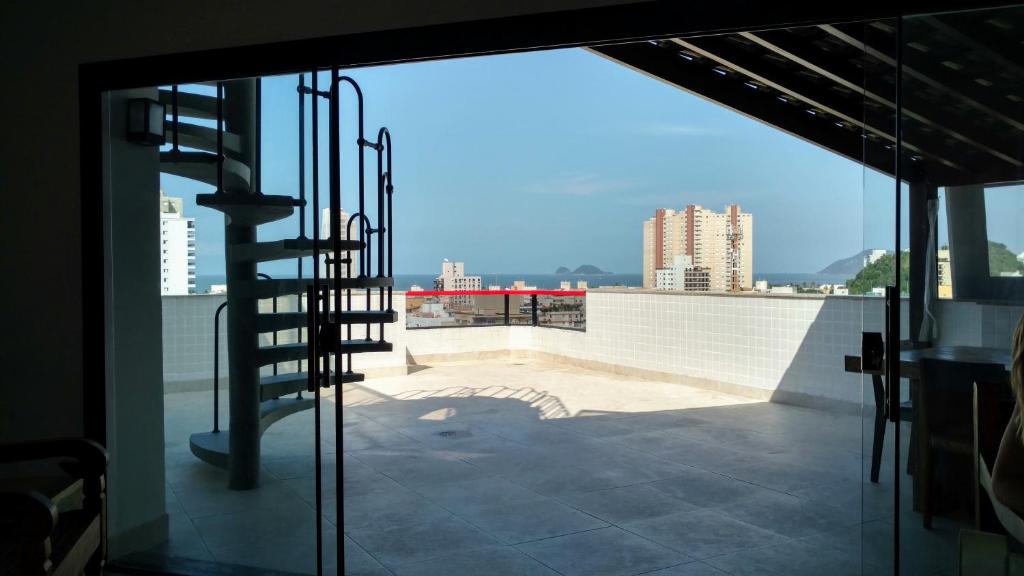  Cobertura Triplex na Enseada com Piscina Privativa