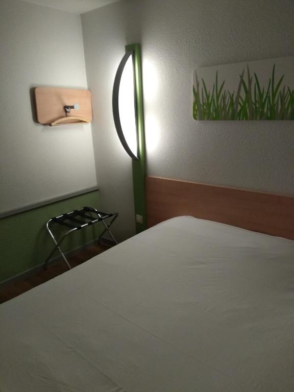 Postel nebo postele na pokoji v ubytování Hotel Inn Design Laon