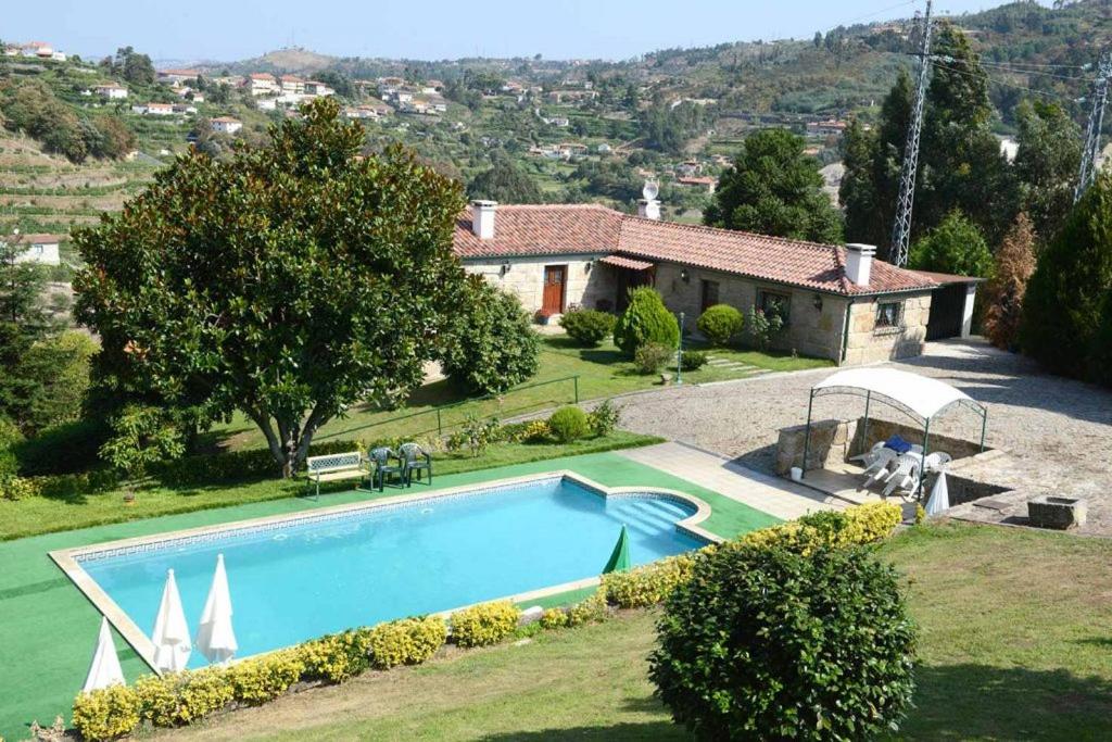 - Vistas al exterior de una casa con piscina en Casa dos Becos, en Riba Douro