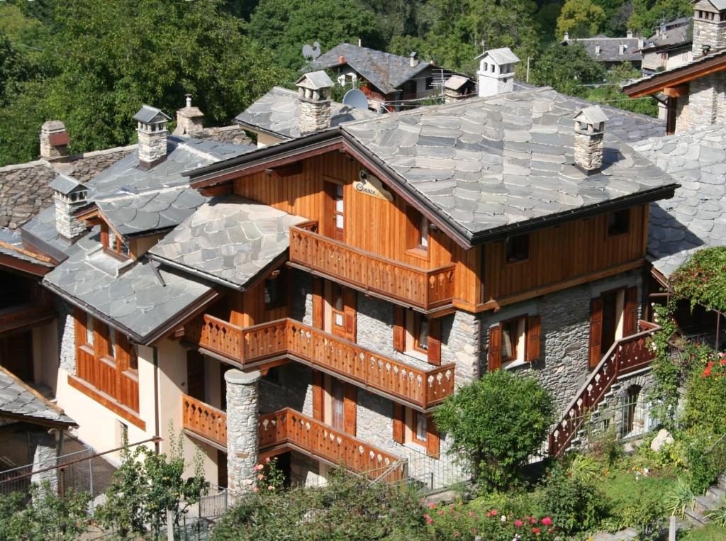 una grande casa con balconi in legno in un villaggio di Maison Chante Lune a Introd