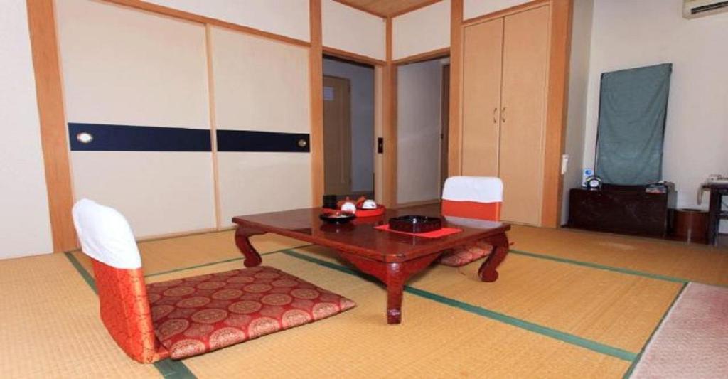 een woonkamer met een houten tafel en 2 stoelen bij Ichigekan / Vacation STAY 8475 in Nakanojo