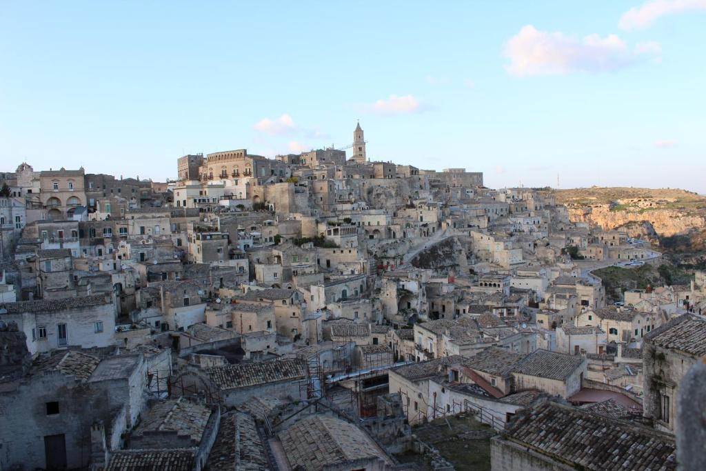 een luchtzicht op een stad met gebouwen bij Casa vacanza " I due Angeli " in Matera