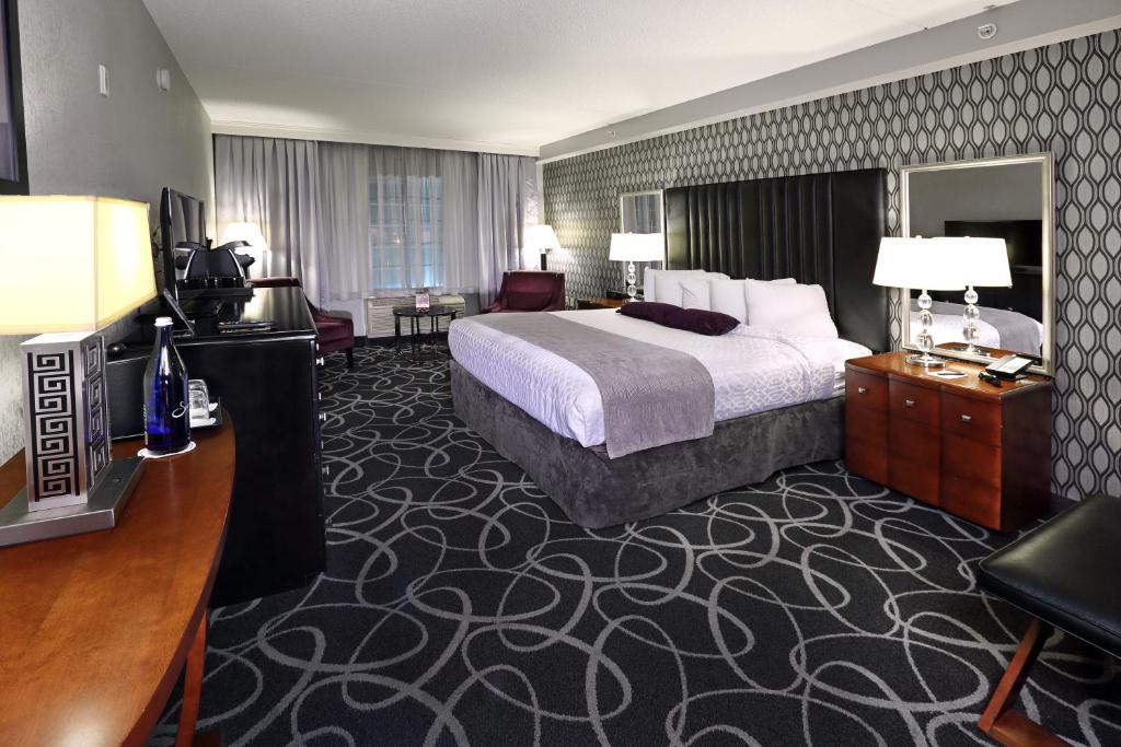 um quarto de hotel com uma cama e uma secretária em Park Manor Hotel em Clifton Park