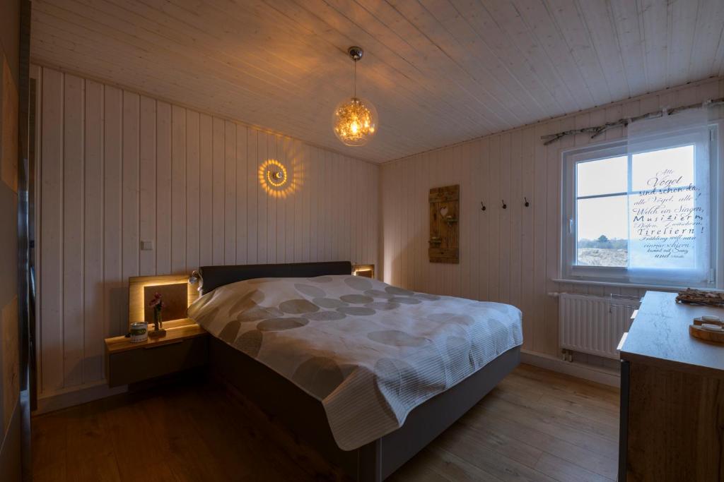una camera con un grande letto e una finestra di Haus Michel a Wandlitz