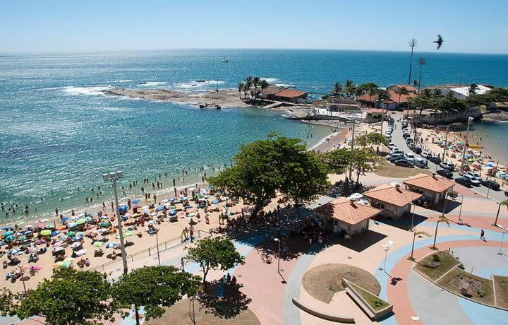 una playa con multitud de personas y el océano en Confortável 2 Quartos Castanheiras, en Guarapari