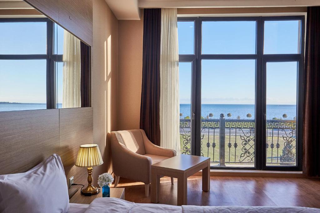 una habitación de hotel con vistas al océano en NOBEL Hotel en Baku