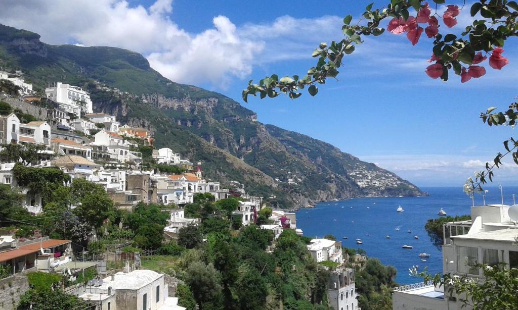 una vista de la costa amalfi con casas y el océano en B&B Venus Inn Positano, en Positano