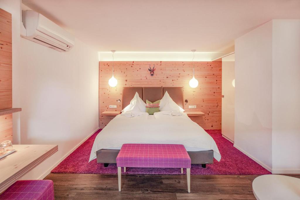 Postel nebo postele na pokoji v ubytování Hotel Restaurant Der Engel, Sasbachwalden