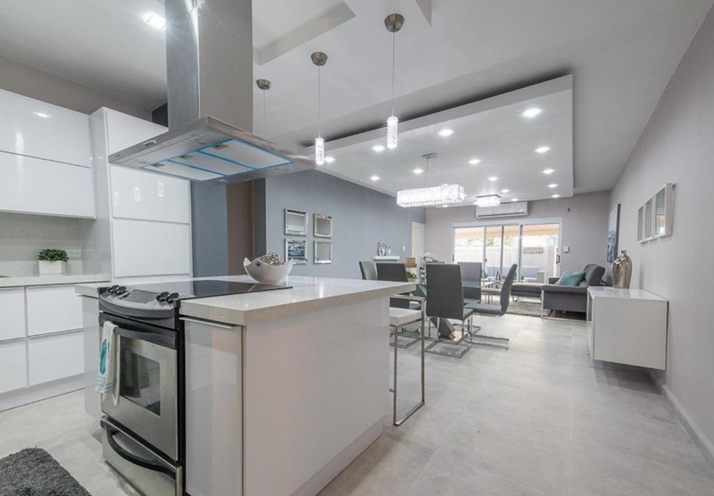 Modern & sleek Apartment, 7 mins from Jobos Beach