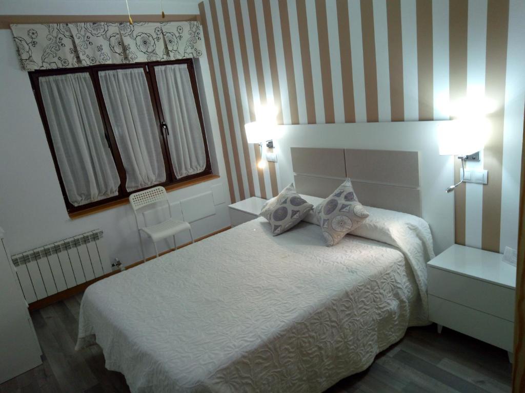 1 dormitorio con 1 cama con 2 almohadas en Don Diego, en Ávila