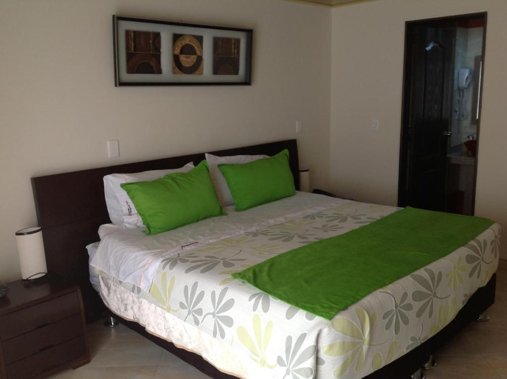 Postel nebo postele na pokoji v ubytování Hoteles Bogotá Inn El Lago Country Zona Rosa
