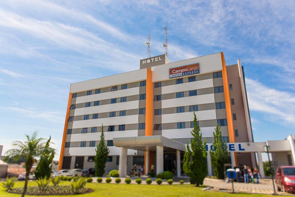 a hotel building with a sign on top of it at Hotel Campo Largo Express in Campo Largo